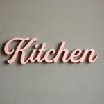 scritta kitchen legno